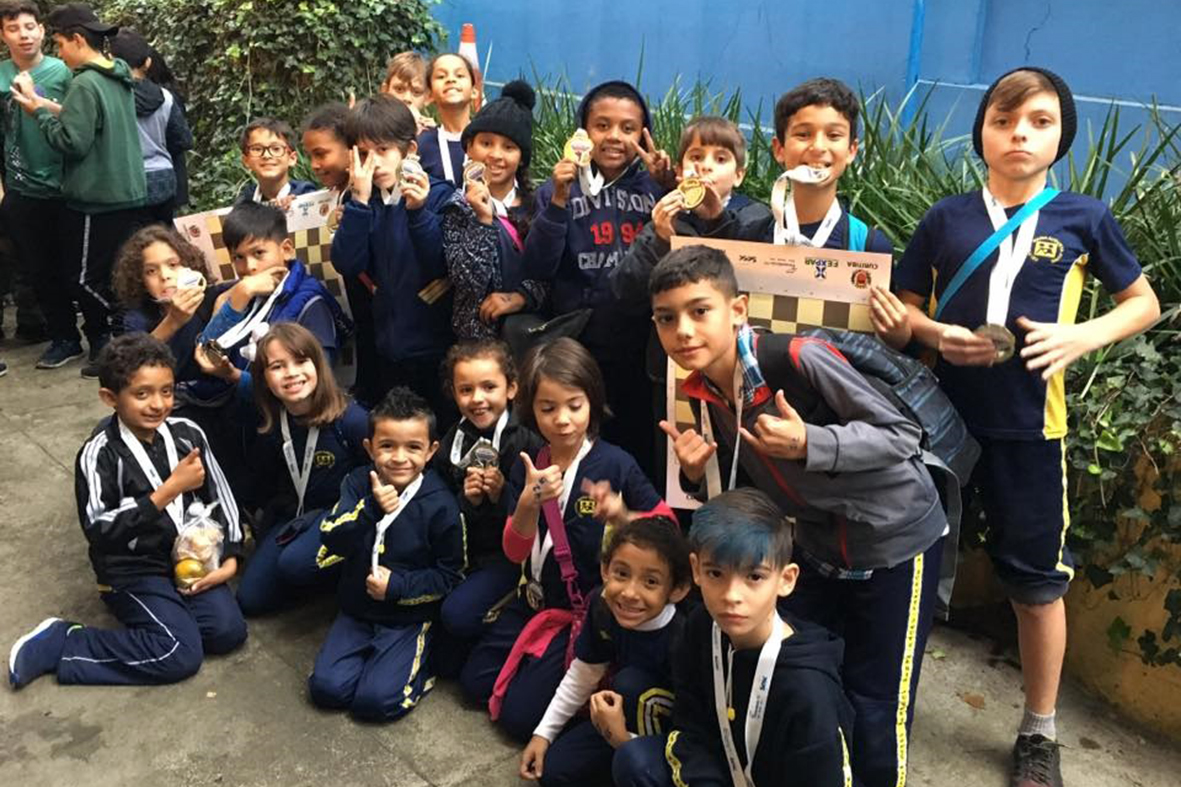 Xadrez desenvolve raciocínio de alunos de escolas municipais - Prefeitura  de Curitiba