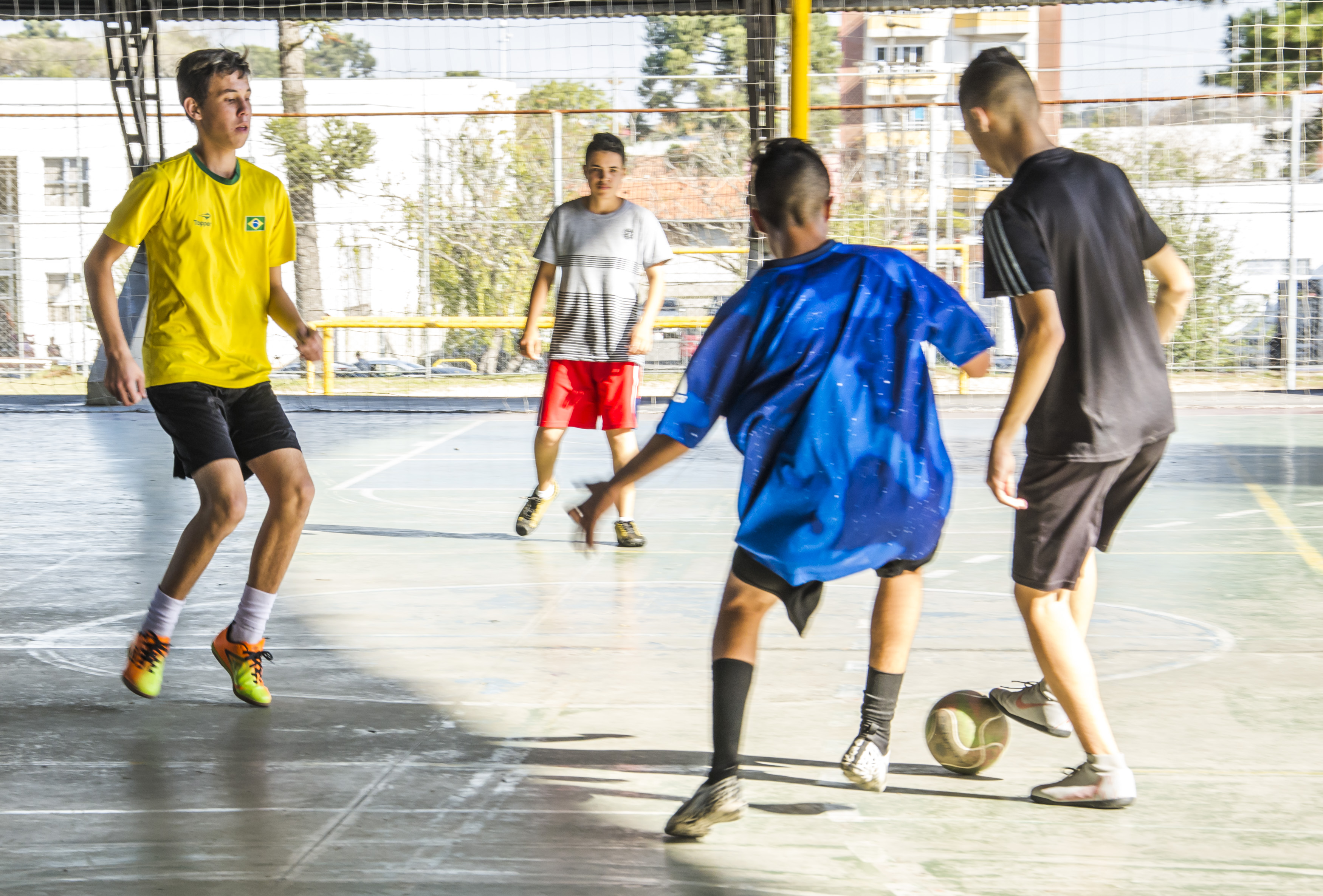 15 quadras gratuitas para jogar futebol em Curitiba