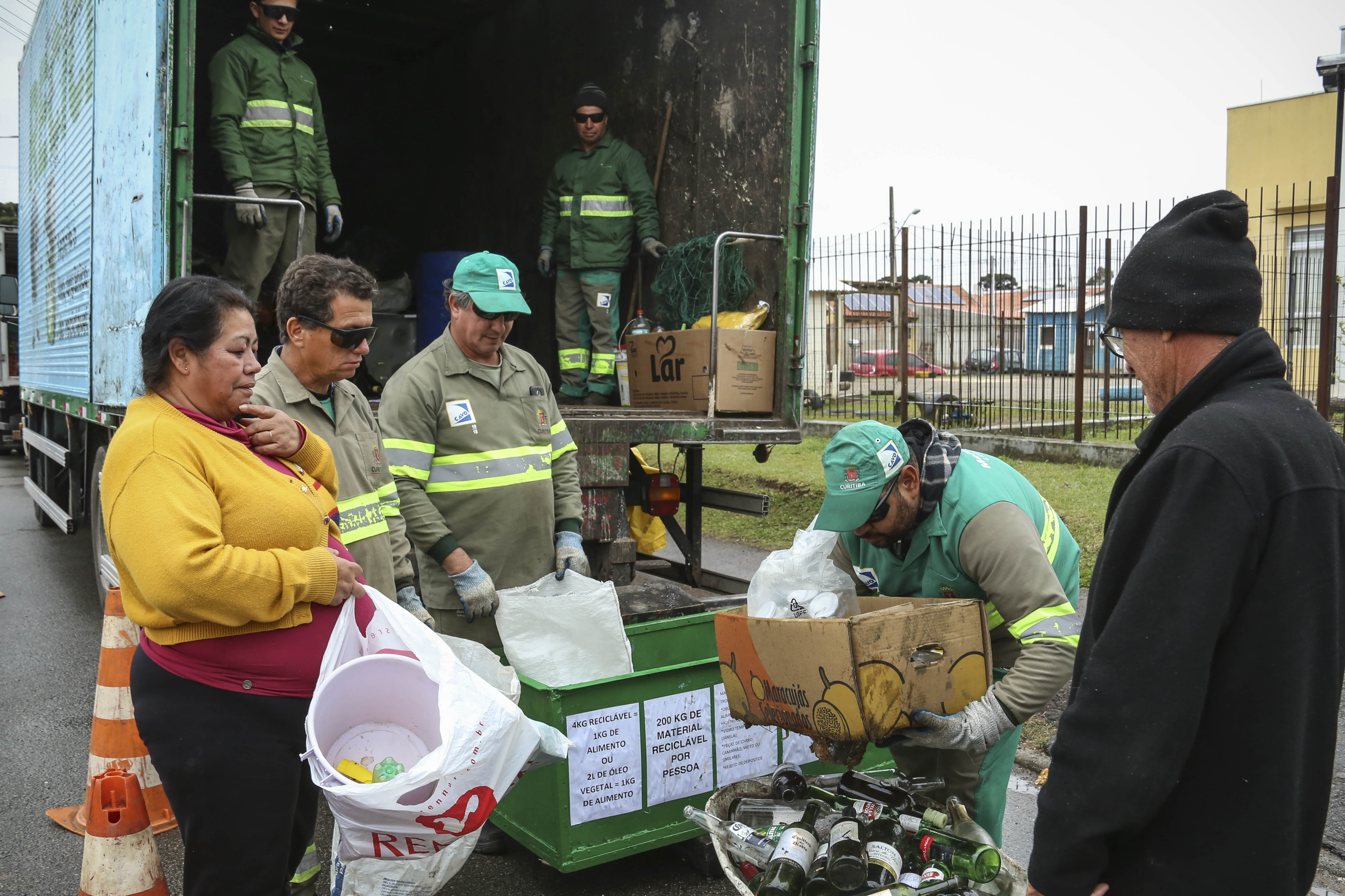 Moradias Faxinal ganha ponto de troca de resíduos reciclados por  hortifrútis - Prefeitura de Curitiba