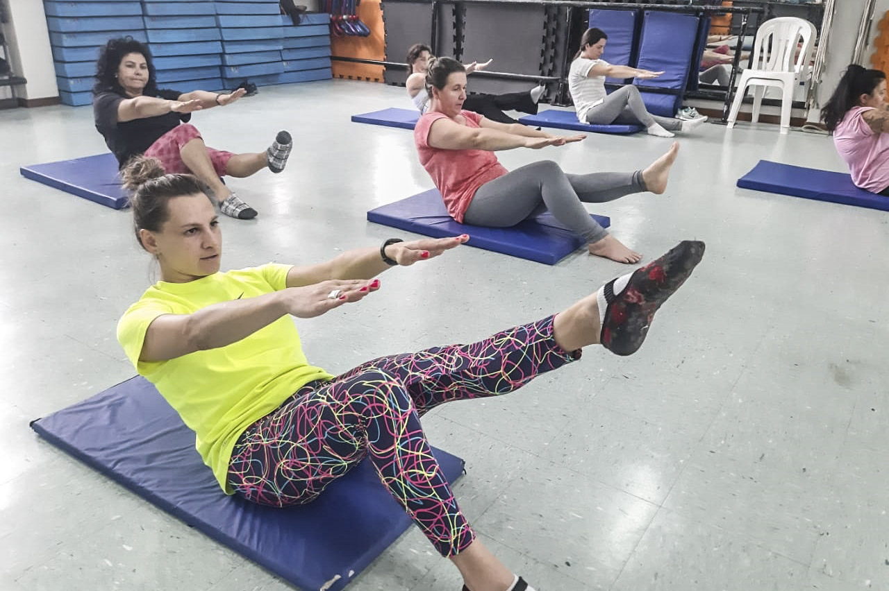 Pilates: benefícios, princípios básicos e aparelhos da atividade, que  também pode ser feita no solo, treinos