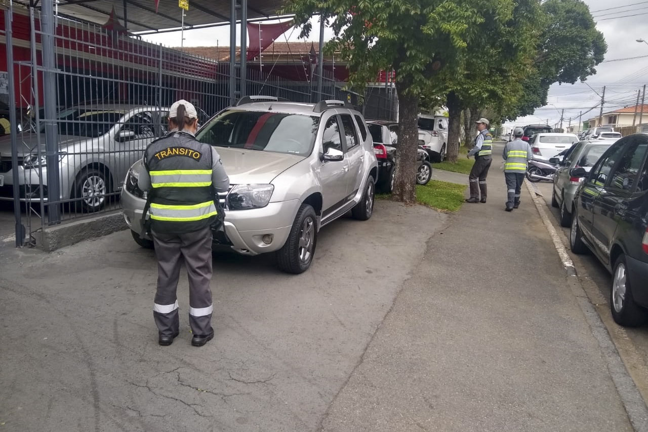 Escritório transforma calçada em estacionamento de carros - Direto