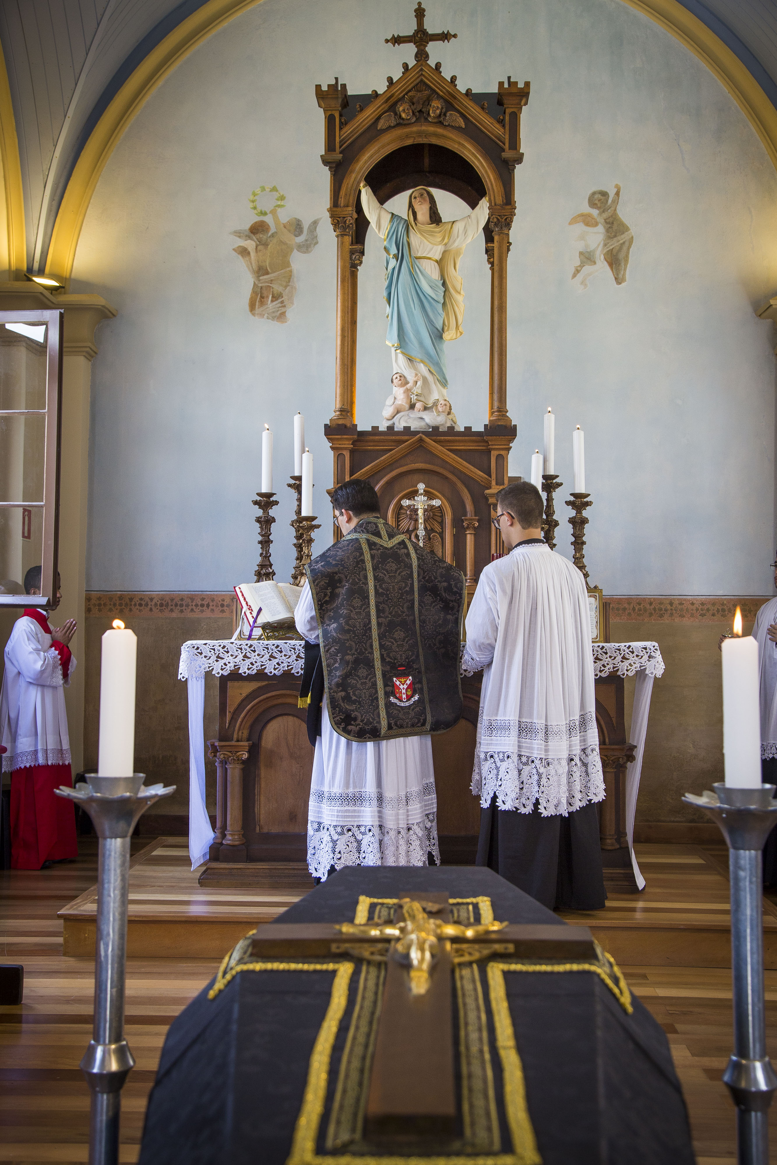 Dia de Finados é celebrado com missa em latim na Capela da Glória