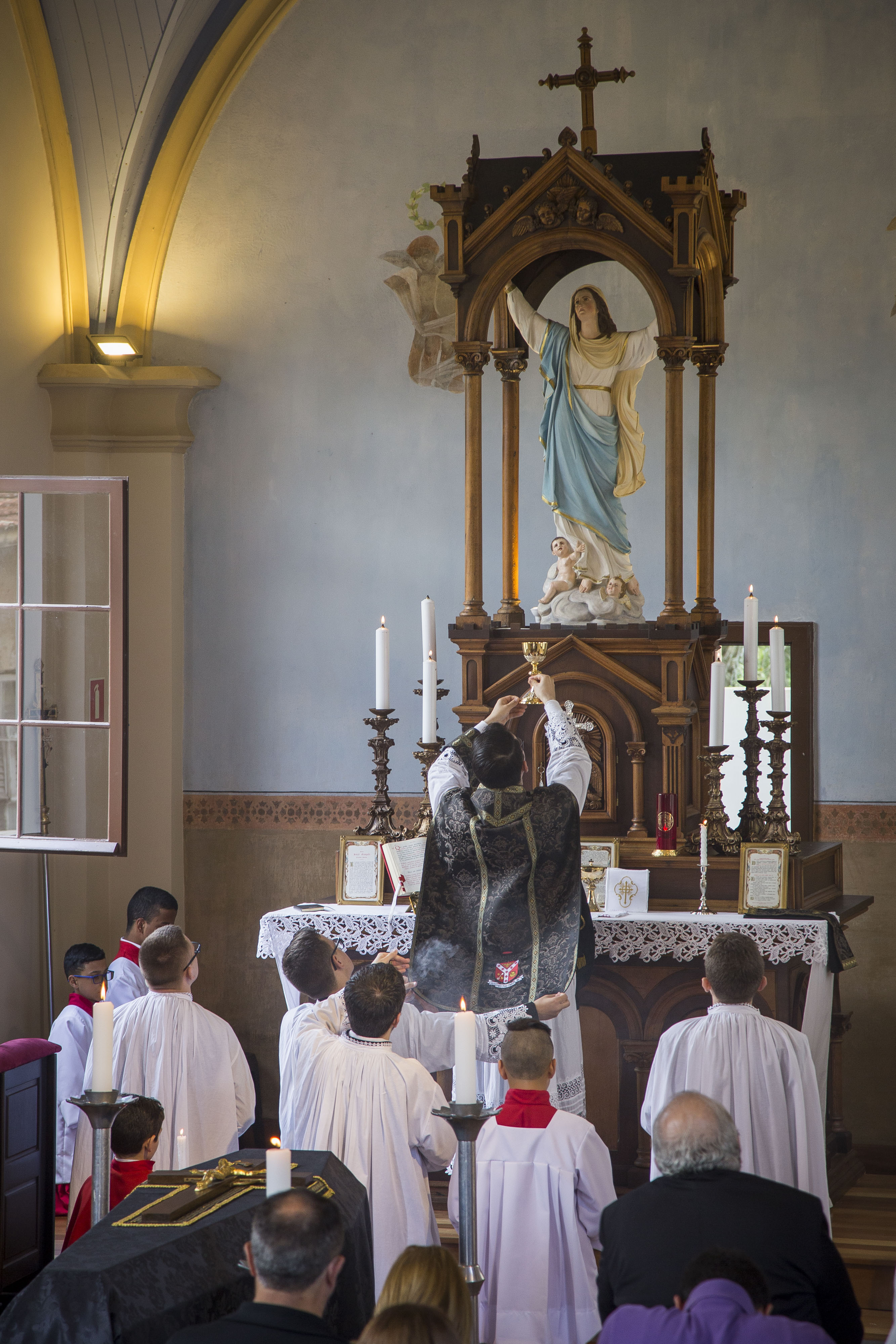 Dia de Finados é celebrado com missa em latim na Capela da Glória