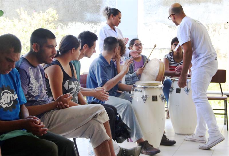 Oficina de Percussão na Casa de Apoio Bom Jesus, vinculada à FAS, no Boqueirão. Curitiba, 18/01/2018. Foto: Lucilia GUimarães/SMCS