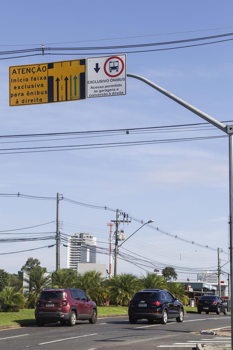 Placa indicando a nova faixa exclusiva para ônibus na rua Mario Tourinho, no trecho entre a Vicente Machado e o Terminal Campina do Siqueira. Curitiba, 17/01/2019. Foto: Pedro Ribas/SMCS