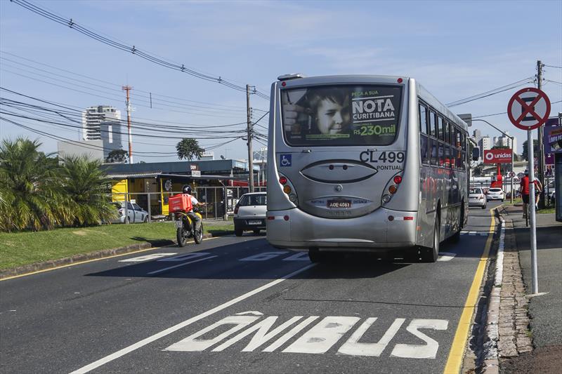 Nova faixa exclusiva para ônibus na rua Mario Tourinho, no trecho entre a Vicente Machado e o Terminal Campina do Siqueira. Curitiba, 17/01/2019. Foto: Pedro Ribas/SMCS