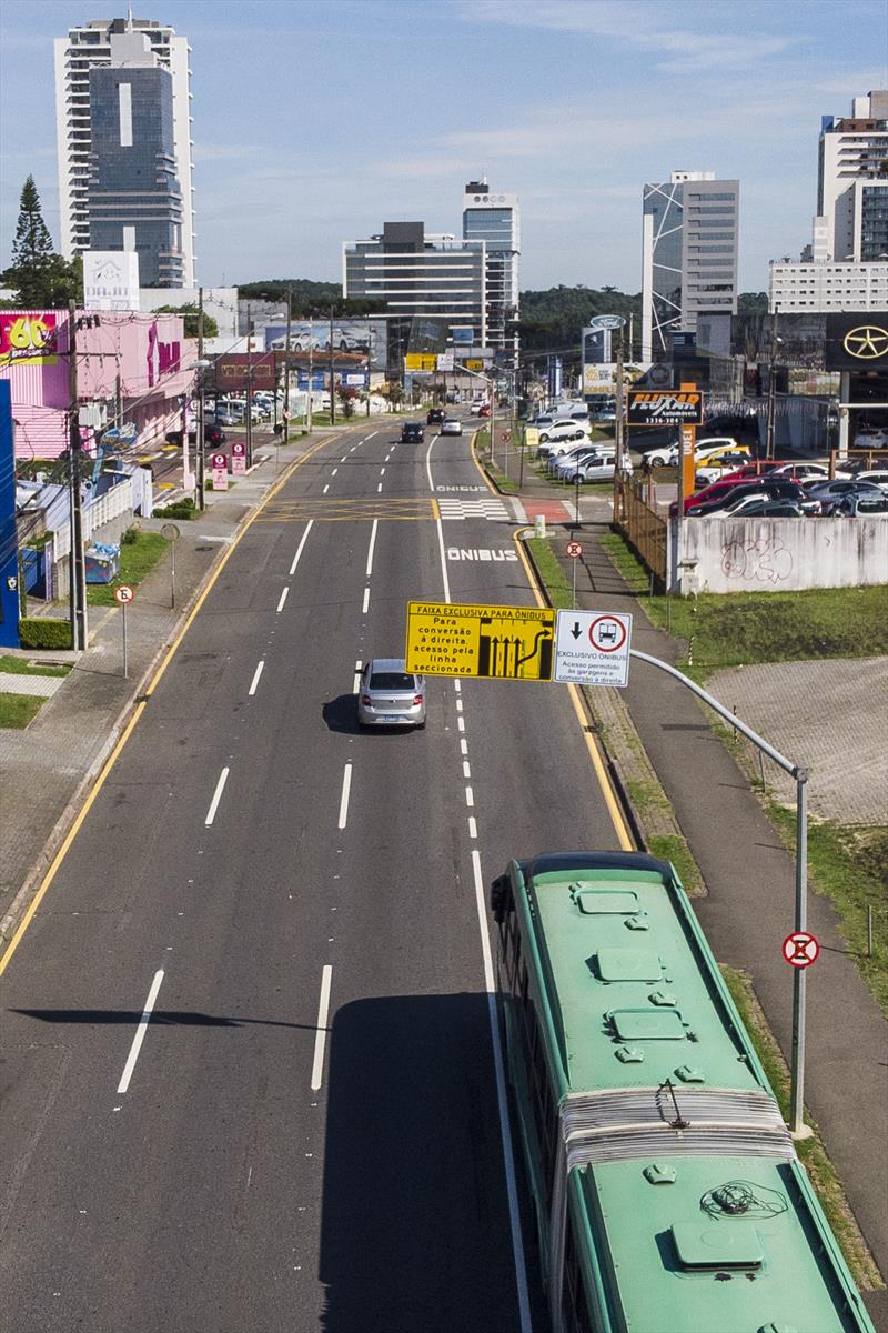 Placa indicando a nova faixa exclusiva para ônibus na rua Mario Tourinho, no trecho entre a Vicente Machado e o Terminal Campina do Siqueira. Curitiba, 17/01/2019. Foto: Pedro Ribas/SMCS