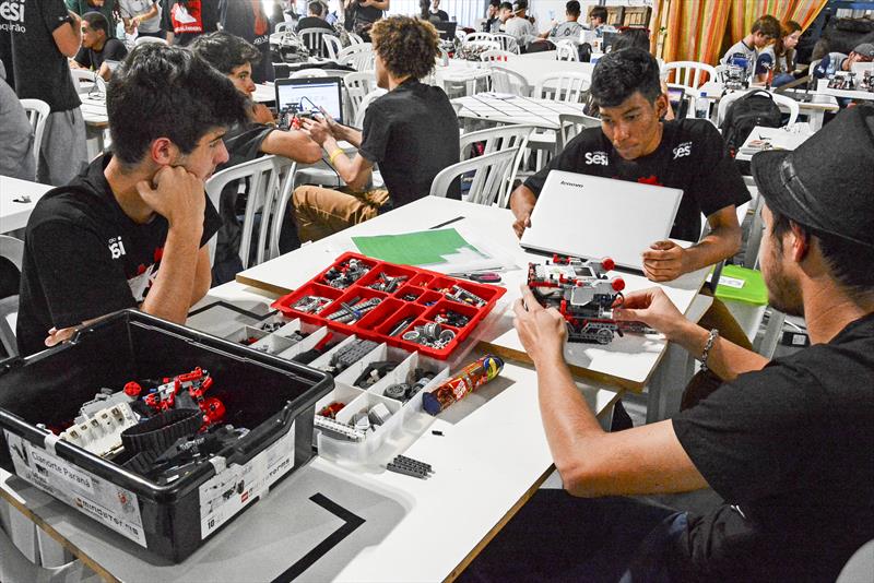 Colégios da Grande Curitiba recebem kits de robótica e conhecem o programa  Cartão Futuro - O Popular do Paraná