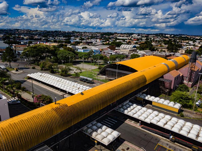 Limpeza destaca a cor da cobertura da Rua da Cidadania do Boqueirão Prefeitura de Curitiba Limpeza destaca a cor da cobertura da Rua da Cidadania do Boqueirão Prefeitura de Curitiba