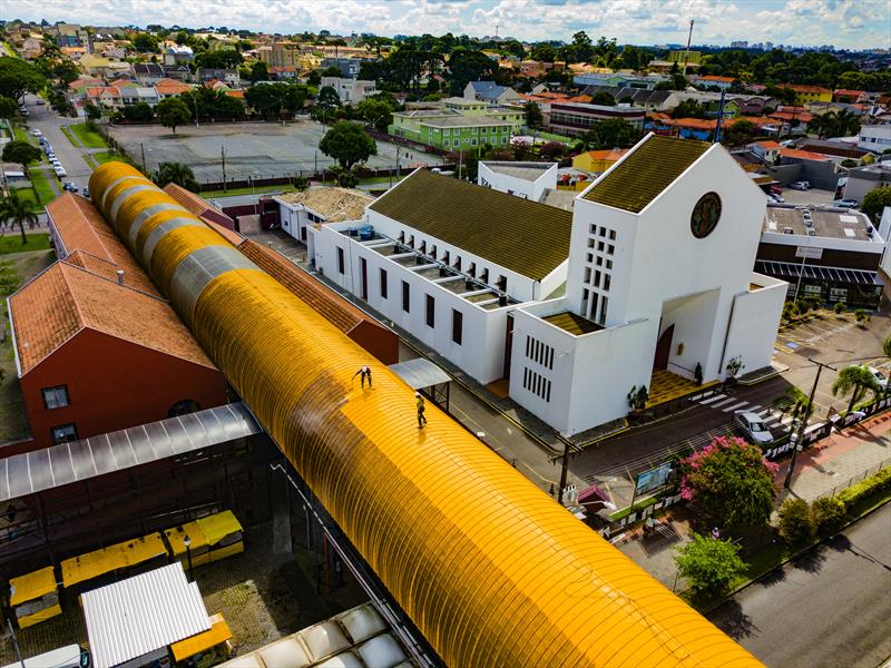 Limpeza destaca a cor da cobertura da Rua da Cidadania do Boqueirão Prefeitura de Curitiba Limpeza destaca a cor da cobertura da Rua da Cidadania do Boqueirão Prefeitura de Curitiba