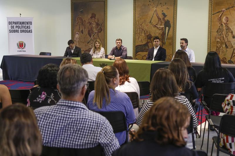 Posse dos novos Conselheiros do Conselho Municipal de Políticas sobre Drogas. Presentes, os secretários municipais da Defesa Social e Trânsito, Guilherme Rangel, da Educação Maria Silvia Bacila, o presidente da FAS, Thiago Ferro, e o presidente do Conselho, Acácio Bernardes de Faria Filho. Curitiba, 21/02/2019. Foto: Pedro Ribas/SMCS