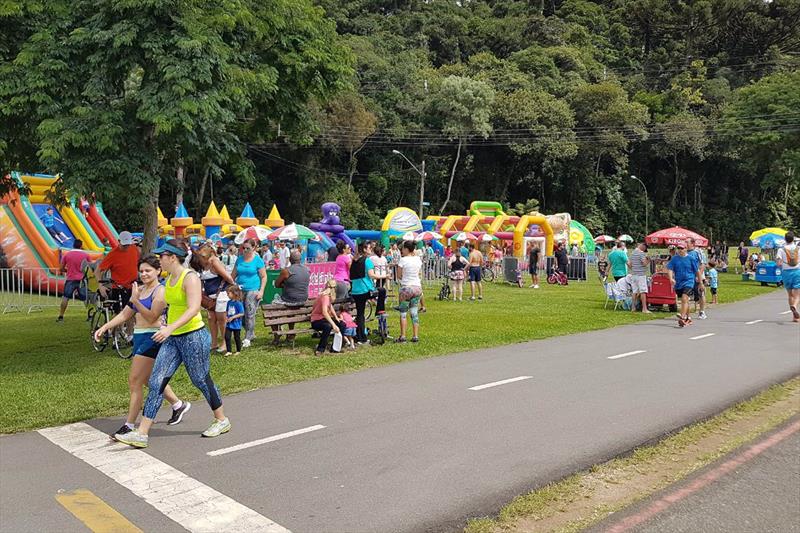 Brincadeiras e bolo de 650 quilos vão animar a festa no Parque Barigui.
Foto: Guilherme Dala Barba/SMELJ (Arquivo)
