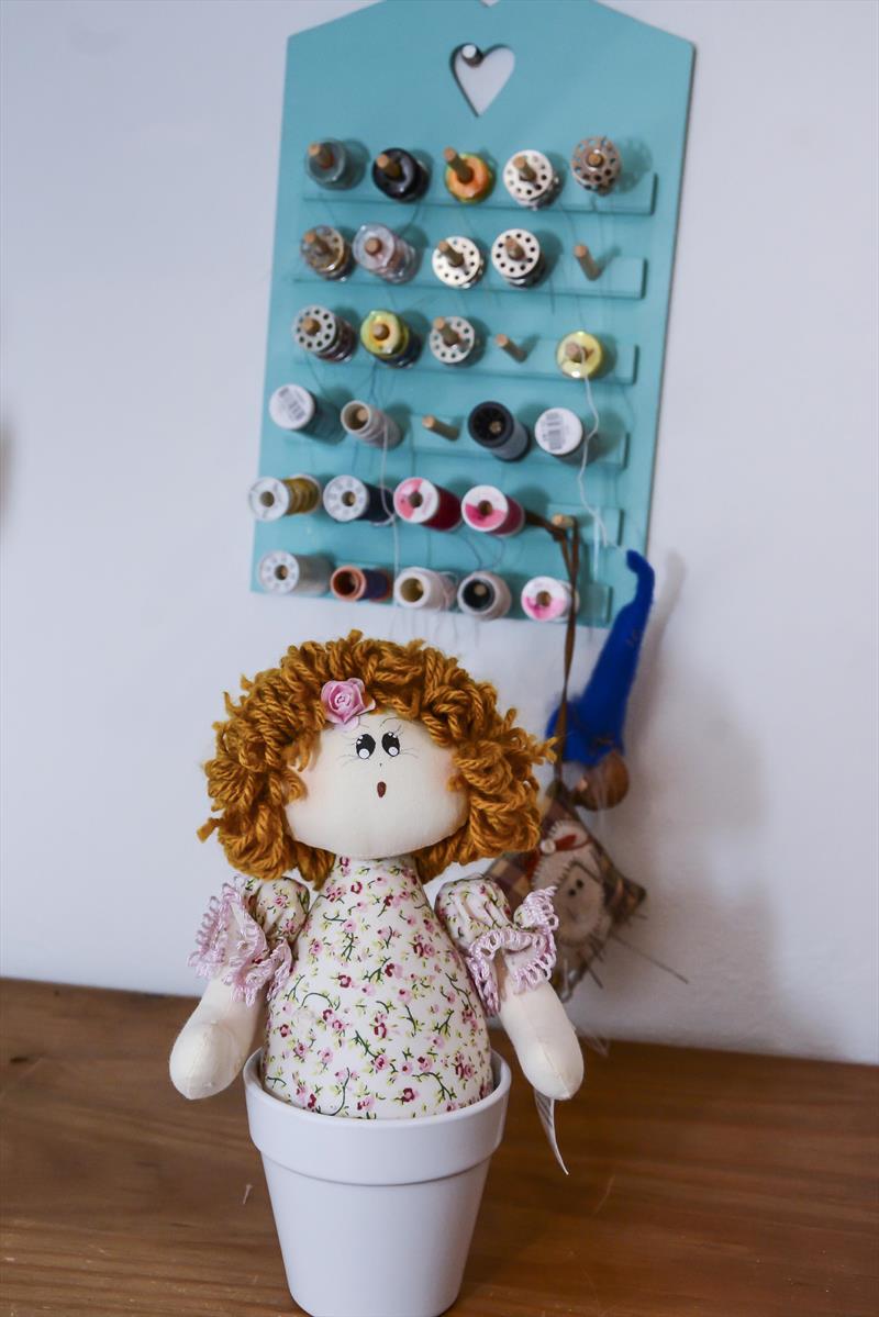 Artesã Mônica Motta, produz cestinhas de ovos, coelhos de tecido e potes de vidro decorados para doces e chocolates, para Feira Especial de Páscoa. Curitiba, 26/03/2019.
Foto: Levy Ferreira/SMCS
