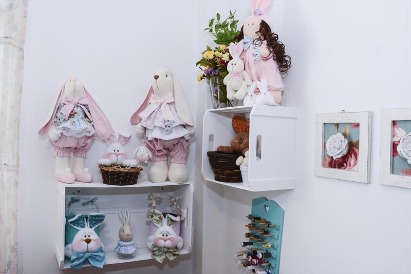 Artesã Mônica Motta, produz cestinhas de ovos, coelhos de tecido e potes de vidro decorados para doces e chocolates, para Feira Especial de Páscoa. Curitiba, 26/03/2019.
Foto: Levy Ferreira/SMCS

