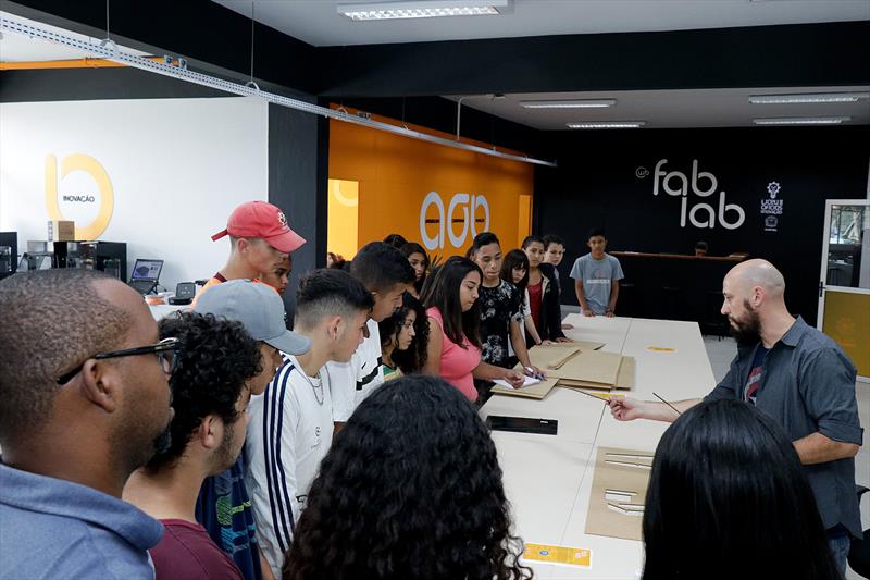 Adolescentes do programa Primeiro Emprego participam de oficina no Fab Lab. 
Curitiba, 05/04/2019. 
Foto: Ricardo Marajó/FAS
