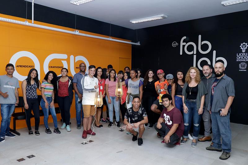 Adolescentes do programa Primeiro Emprego participam de oficina no Fab Lab. 
Curitiba, 05/04/2019. 
Foto: Ricardo Marajó/FAS