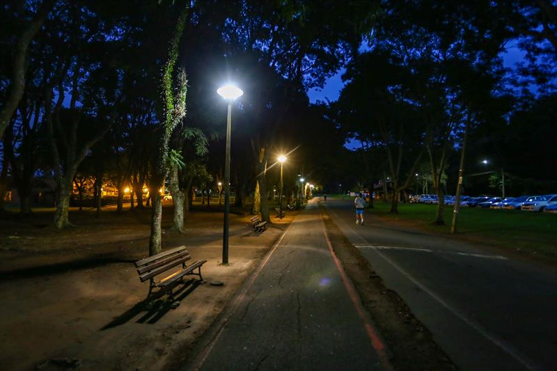Iluminação noturna da pista de corrida e ciclovia do Parque Barigui - Curitiba, 08/05/2019 - Foto: Daniel Castellano / SMCS