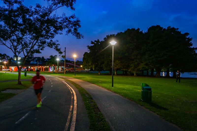 Iluminação noturna da pista de corrida e ciclovia do Parque Barigui - Curitiba, 08/05/2019 - Foto: Daniel Castellano / SMCS