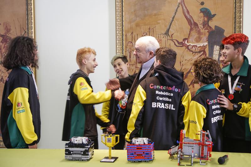 Prefeito Rafael Greca, recebe a equipe de robÃ³tica Conectados da Escola Municipal Cel Durival Britto e Silva, que ganhou o terceiro lugar na First Lego League, no LÃ­bano. Curitiba, 19/06/2019. Foto: Pedro Ribas/SMCS