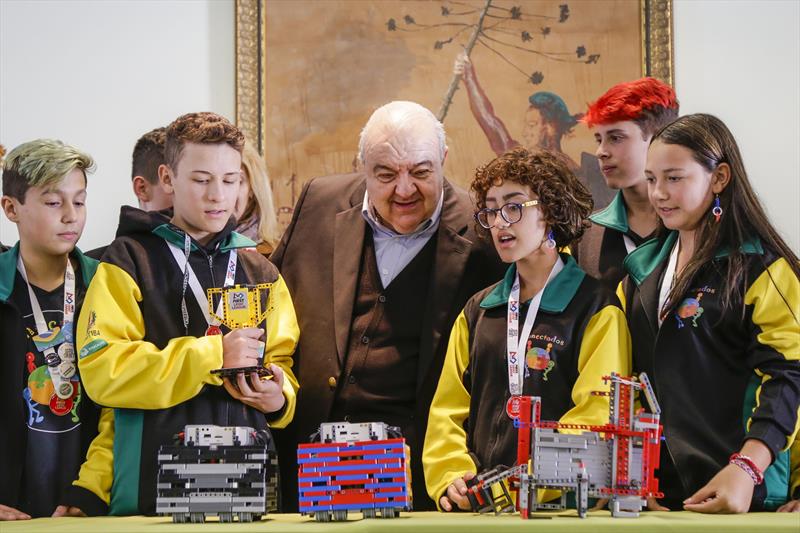 Prefeito Rafael Greca, recebe a equipe de robÃ³tica Conectados da Escola Municipal Cel Durival Britto e Silva, que ganhou o terceiro lugar na First Lego League, no LÃ­bano. Curitiba, 19/06/2019. Foto: Pedro Ribas/SMCS