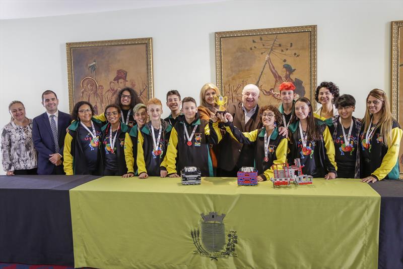 Prefeito Rafael Greca, recebe com a secretÃ¡ria da EducaÃ§Ã£o, Maria Silvia Bacila, e a presidente da AgÃªncia Curitiba, Cris Alessi, a equipe de robÃ³tica Conectados da Escola Municipal Cel Durival Britto e Silva, que ganhou o terceiro lugar na First Lego League, no LÃ­bano. Curitiba, 19/06/2019. Foto: Pedro Ribas/SMCS