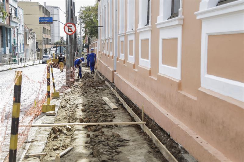 Obras de recuperação das calçadas do Centro Histórico, parte do programa Rosto da Cidade. Curitiba, 03/07/2019. Foto: Pedro Ribas/SMCS