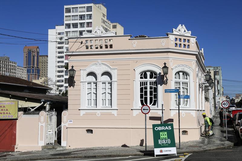 Pintura da Casa Muzzillo, que abriga o Instituto Cidadania e Voluntariado, e faz parte do programa Rosto da Cidade. Curitiba, 16/07/2019. Foto: Pedro Ribas/SMCS