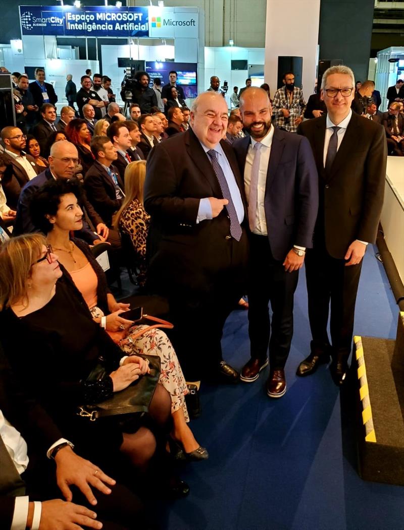 Prefeito Rafael Greca com o prefeito de São Paulo, Bruno Covas, durante a premiação do InovaCidade 2019. 
Foto: Divulgação.