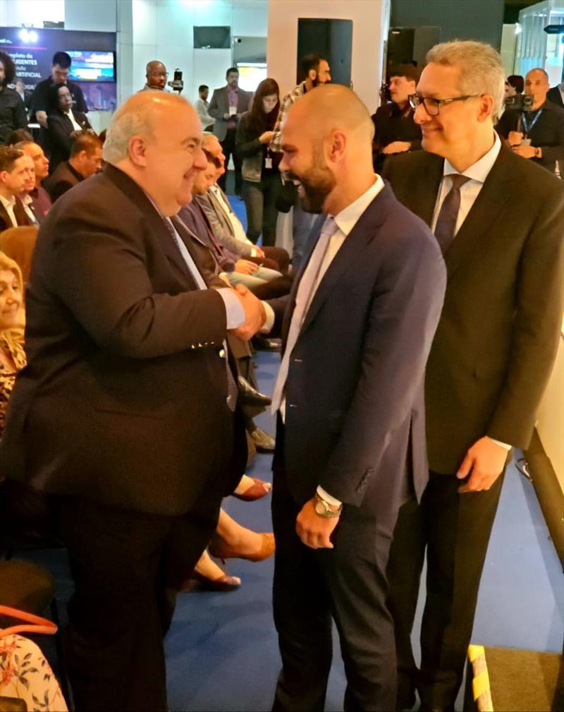 Prefeito Rafael Greca com o prefeito de São Paulo, Bruno Covas, durante a premiação do InovaCidade 2019. 
Foto: Divulgação.