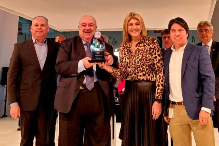 O prefeito Rafael Greca recebeu na noite desta segunda-feira (22/7), em São Paulo, o prêmio InovaCidade 2019.
Foto: Divulgação