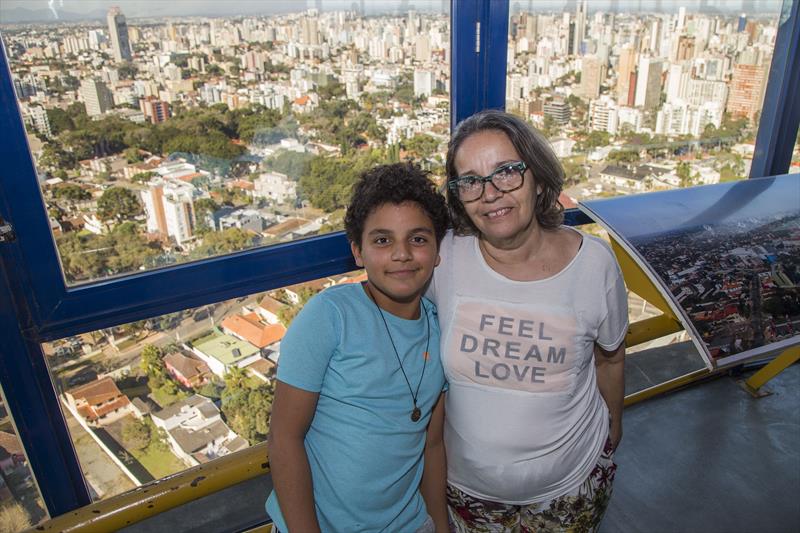 Neste mês de julho a Torre Paranorâmica chega a 2 milhões de visitantes. Na foto, Izabel dos Santos e Fernando dos Anjos. Curitiba, 23/07/2019. Foto: Pedro Ribas/SMCS