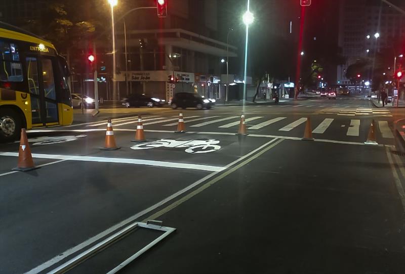 O cruzamento da Avenida Marechal Floriano com a  Marechal Deodoro acaba de ganhar uma área de espera específica para motocicletas. Curitiba, 27/07/2019.
Foto: Divulgação.