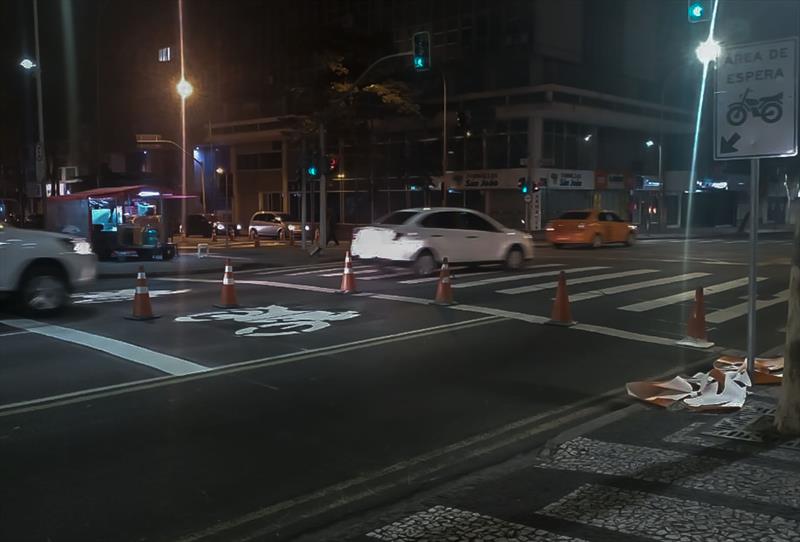 O cruzamento da Avenida Marechal Floriano com a  Marechal Deodoro acaba de ganhar uma área de espera específica para motocicletas. Curitiba, 27/07/2019.
Foto: Divulgação.