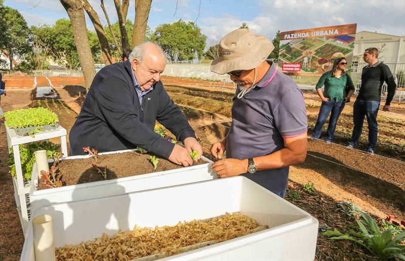 Prefeito Rafael Greca visita o dia de Campo no espaço da Futura Fazenda Urbana localizada na Av. Maurício Fruet ao lado do Mercado Regional do Cajuru - Curitiba, 29/07/2019 - Foto: Daniel Castellano / SMCS