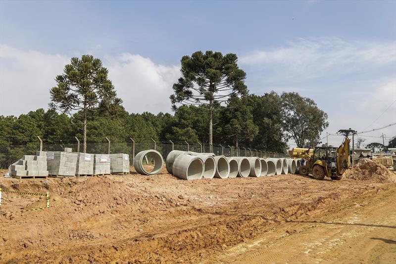 Obras de pavimentação sobre saibro na Estrada Velha do Barigui, na CIC. Curitiba, 13/08/2019. Foto: Pedro Ribas/SMCS