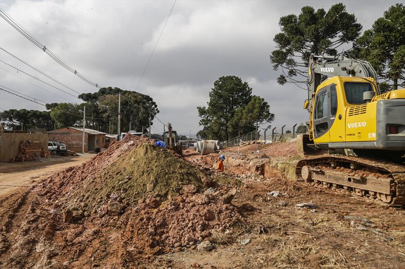 Obras de pavimentação sobre saibro na Estrada Velha do Barigui, na CIC. Curitiba, 13/08/2019. Foto: Pedro Ribas/SMCS