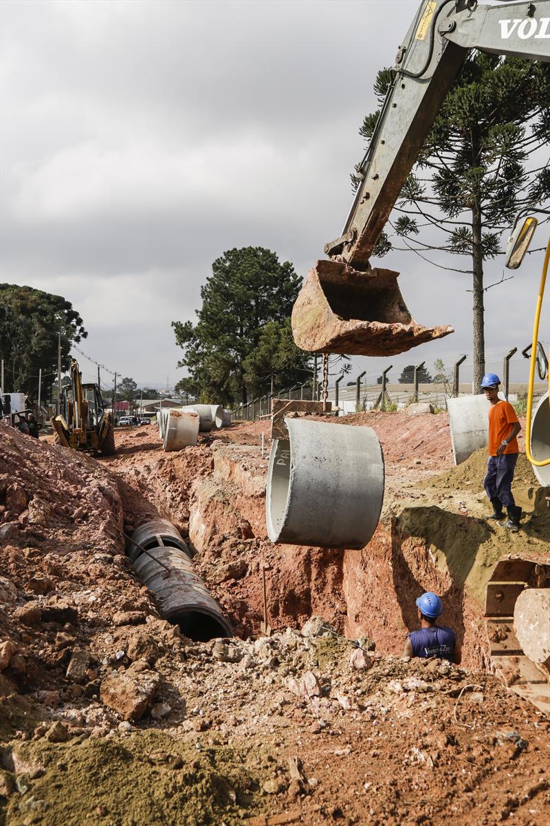 Obras de pavimentação sobre saibro na Estrada Velha do Barigui, na CIC. Curitiba, 13/08/2019. Foto: Pedro Ribas/SMCS