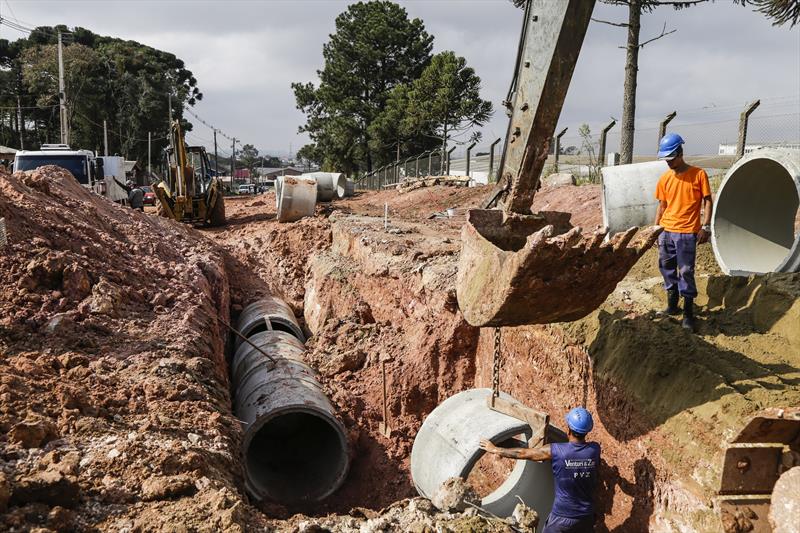 Obras de pavimentação sobre saibro na Estrada Velha do Barigui, na CIC. Curitiba, 13/08/2019. Foto: Pedro Ribas/SMCS
