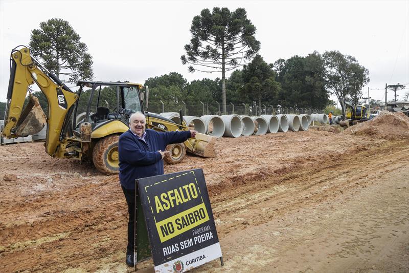 Prefeito Rafael Greca, vistoria as obras de pavimentação sobre saibro na Estrada Velha do Barigui, na CIC. Curitiba, 13/08/2019. Foto: Pedro Ribas/SMCS