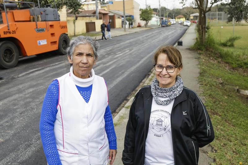 Obras de pavimentação da rua Leandro Dacheux do Nascimento Júnior, na CIC. Arlete Maria do Carmo Wisniewsky e Elenir Januária da Silva, moradoras do bairro. Curitiba, 13/08/2019. Foto: Pedro Ribas/SMCS