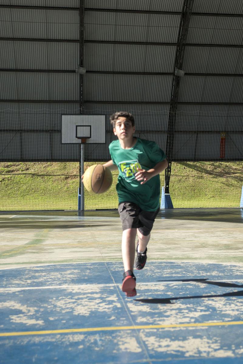 Aula de basquete da professora Dalila Bulcão Melo no Centro de Esporte e Lazer da Rua da Cidadania de Santa Felicidade. Na imagem Rafael Eduardo Silva.
Curitiba, 07/08/2019
Foto: Valdecir Galor/SMCS