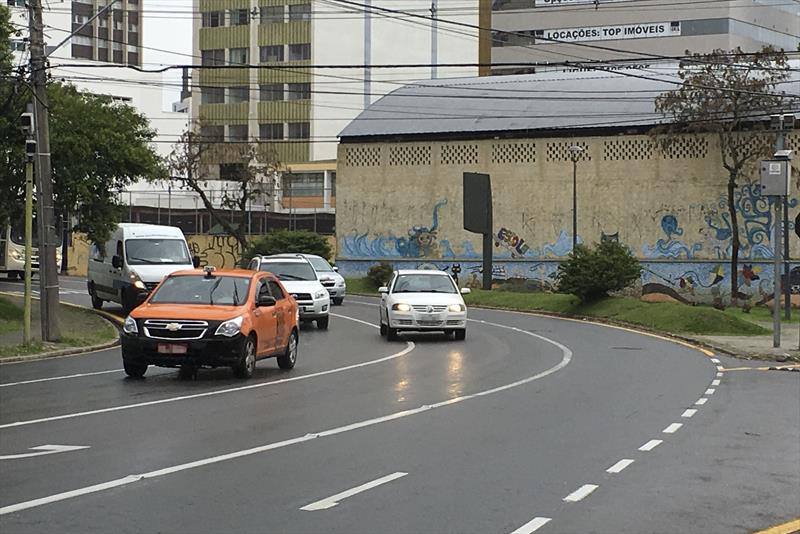 A cada hora, 35 motoristas desrespeitam o limite de velocidade em Curitiba. Foto:Levy Ferreira/SMCS