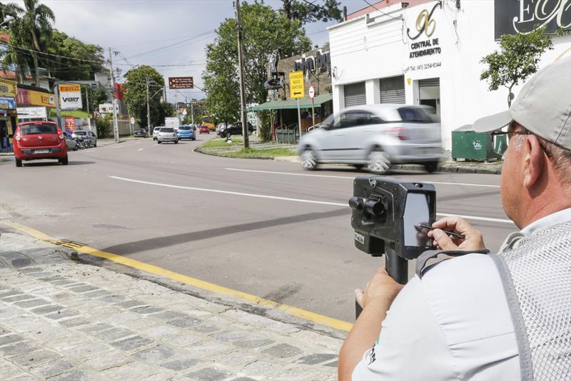 A cada hora, 35 motoristas desrespeitam o limite de velocidade em Curitiba. Foto: Pedro Ribas/SMCS