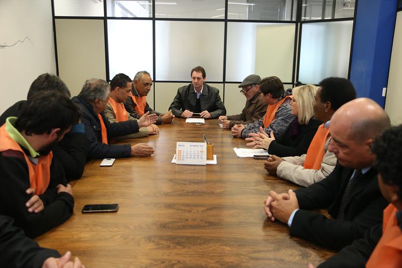 O presidente da Urbs, Ogeny Pedro Maia Neto, recebe representantes de taxistas.
Fotos: Luiz Costa/SMCS