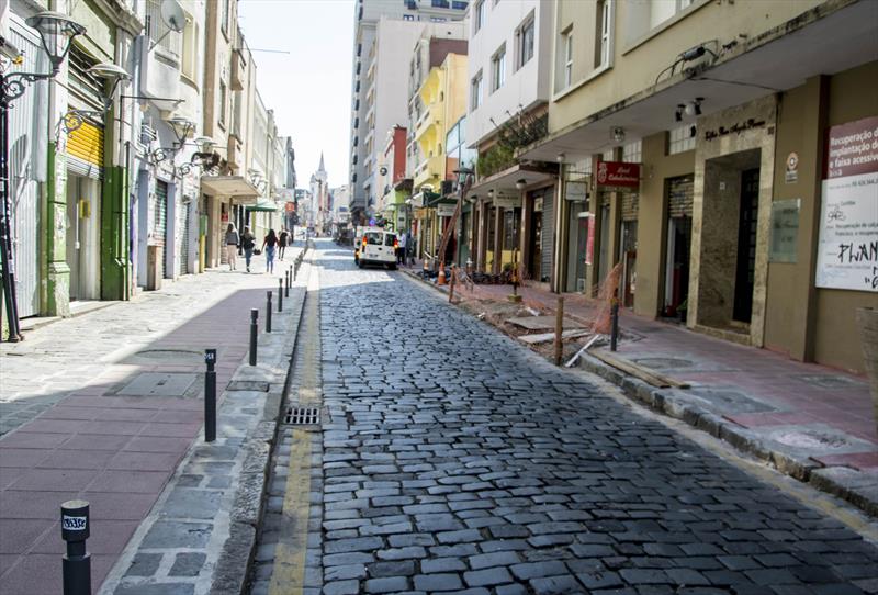 A reforma das calçadas da Rua São Francisco já anima os comerciantes e os frequentadores da região.
Curitiba, 30/08/2019.
Foto: Levy Ferreira/SMCS