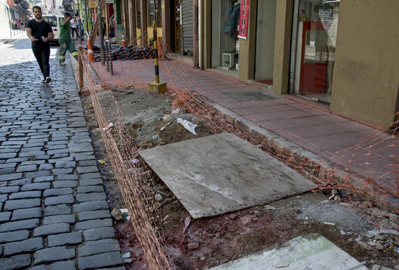 A reforma das calçadas da Rua São Francisco já anima os comerciantes e os frequentadores da região.
Curitiba, 30/08/2019.
Foto: Levy Ferreira/SMCS