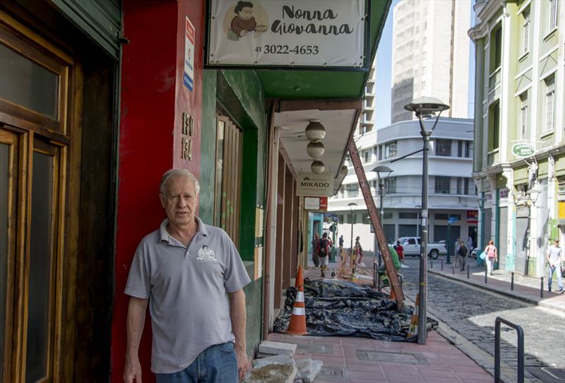 A reforma das calçadas da Rua São Francisco já anima os comerciantes e os frequentadores da região.
 - Na imagem, o proprietário do restaurante Nonna Giovanna, Valter Lengler.
Curitiba, 30/08/2019.
Foto: Levy Ferreira/SMCS
