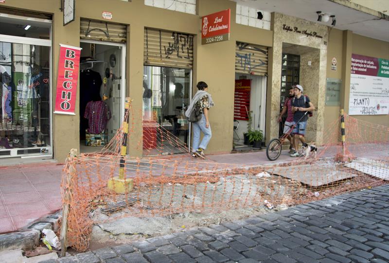 A reforma das calçadas da Rua São Francisco já anima os comerciantes e os frequentadores da região.
Curitiba, 30/08/2019.
Foto: Levy Ferreira/SMCS