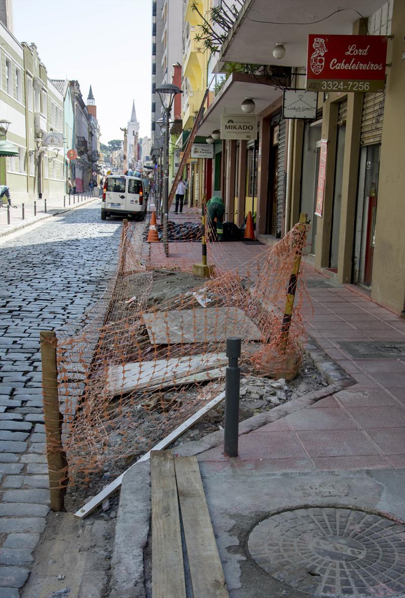 A reforma das calçadas da Rua São Francisco já anima os comerciantes e os frequentadores da região.
Curitiba, 30/08/2019.
Foto: Levy Ferreira/SMCS