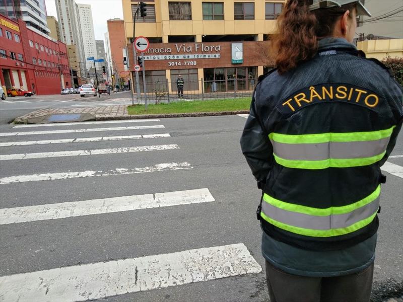 Agentes de trânsito e guardas municipais estão desenvolvendo uma ação de respeito do motorista em cruzamentos não semaforizados com faixas de pedestres. 
Curitiba, 02/09/2019.
Foto: Divulgação